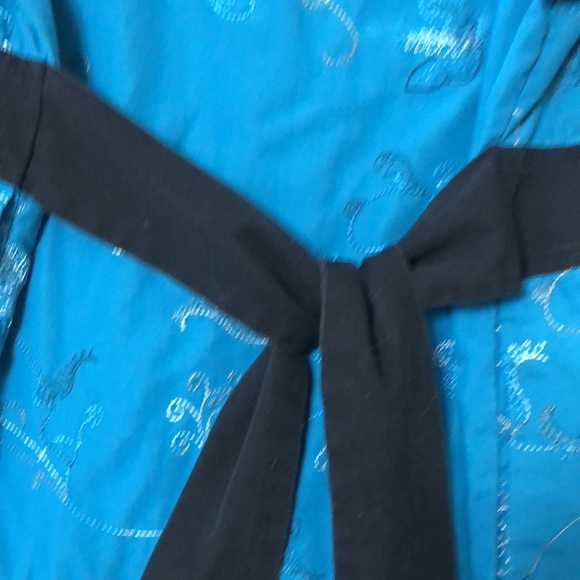 Turquoise embroidered scrub top - Picture 3 of 4